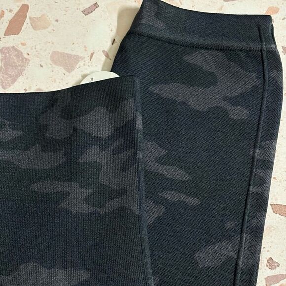 Spanx Look at Me Now Seamless Leggings Cropped
Black Camo size XS new - Picture 7 of 11